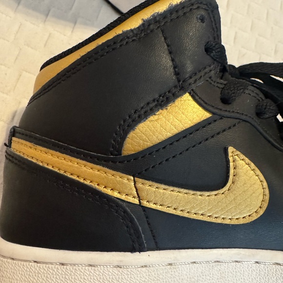Air Jordan mid 1’s GS (4.5y) - Picture 8 of 11